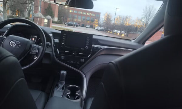 Toyota Camry 2021 - Image 2